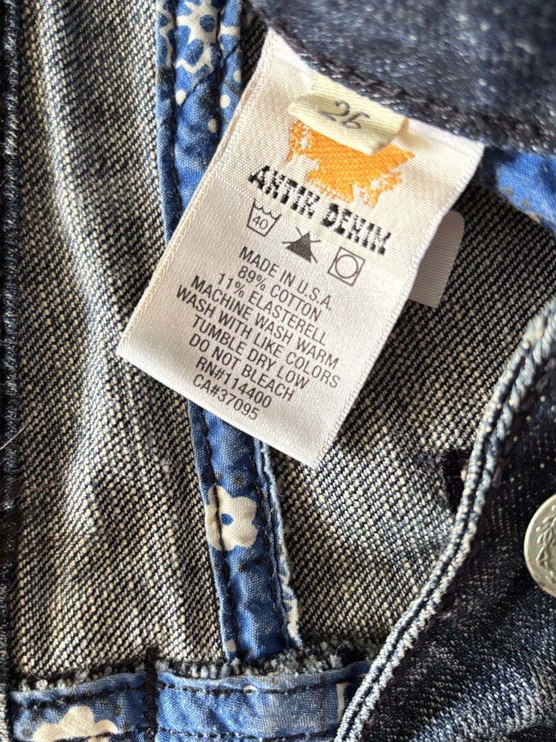 Antik Denim Flare Jeans (Category: Jeans) located in Paranaque City. Submitted by ggg.bin (Listing ID 1464045596, Image 3). Description: - Brand: Antik Denim - Style: Classic blue wash flare leg jeans - Size: 26 - Origin: Made in USA - Material: Cotton and elastane blend for comfort - Perfect for: Everyday wear.
