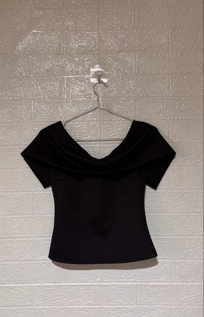 Apartment Eight off shoulder top (Category: Blouses) located in Cebu City. Submitted by airahxoxo (Listing ID 1464106237, Image 2). Description: - Apartment Eight Coco Top - Color: Black - Size: S - Style: Off-shoulder - Versatile: Great for dressing up or down - Styling suggestion: Pair with trousers or a skirt - Features: Comfortable and stylish.