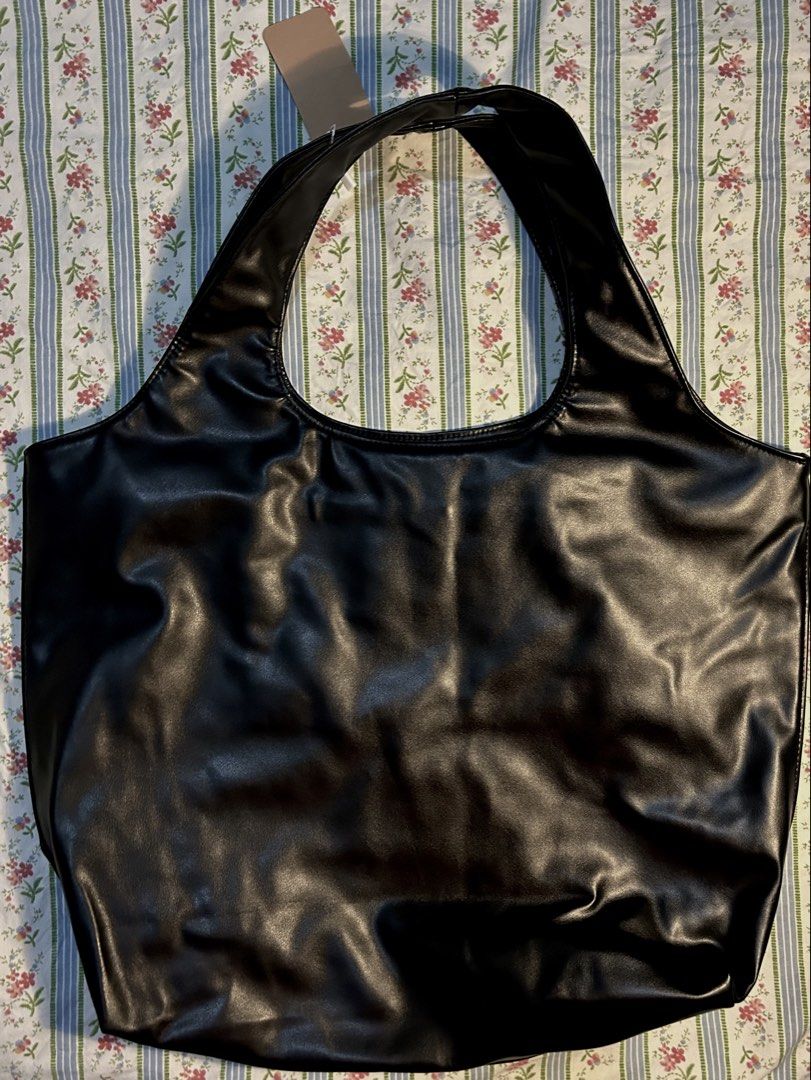 APC Leather Ninon Tote Bag in Black (Category: Tote Bags) located in Quezon City. Submitted by bunnny23 (Listing ID 1464032768, Image 2). Description: .