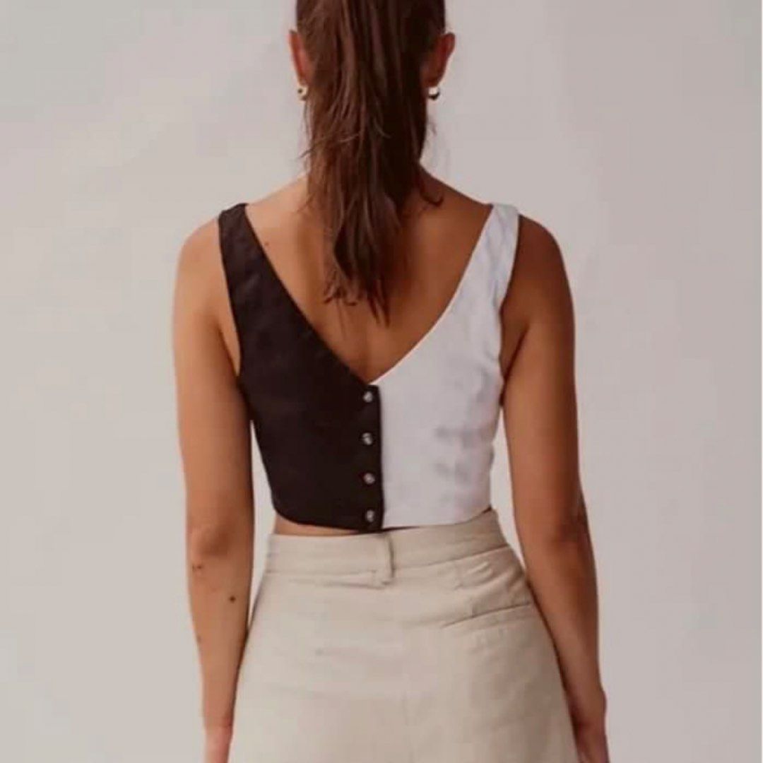 Araw Split Rokeby Top (Category: Sleeveless) located in Paranaque City. Submitted by shopnani (Listing ID 1464098525, Image 2). Description: - No when worns but can take actual photos upon request!.