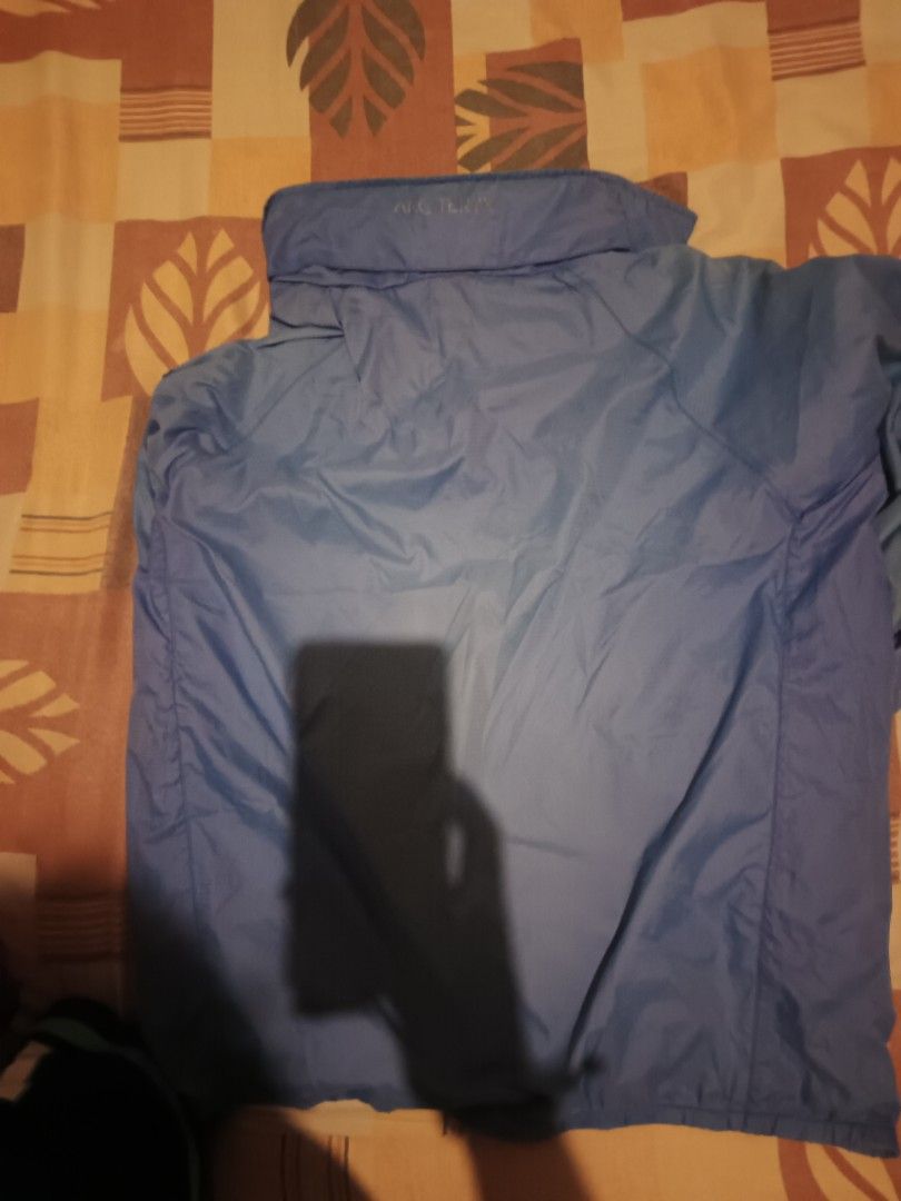 Arcteryx lightweight windbreaker jacket (Category: Activewear) located in Odiongan. Submitted by thriftngo26 (Listing ID 1463947006, Image 3). Description: arcteryx lightweight jacket.
