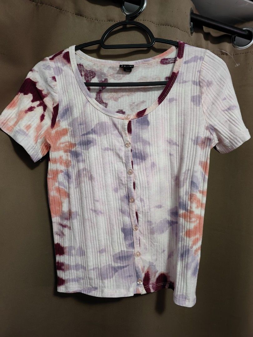 Art Class Dye Shirt (Category: Blouses) located in Malolos. Submitted by aemcloset (Listing ID 1464088715, Image 1). Description: Width 15 Length 20 Up to medium 34 bust Cotton stretch.