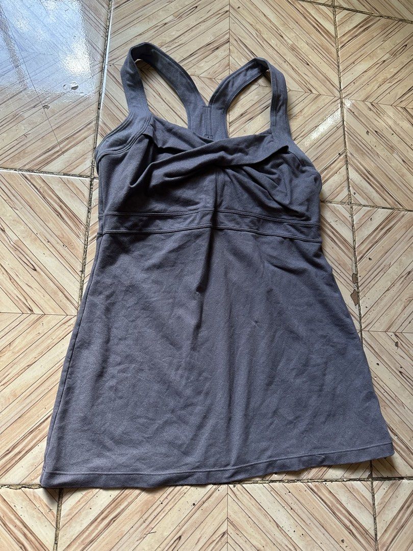 Athleta Twist Front Athletic Tank Top Size M (Category: Sleeveless) located in Angeles City. Submitted by alejeong27 (Listing ID 1463968588, Image 1). Description: - Athleta tank top - Size: Medium - Twist front detail - Racerback design for support - Built-in bra included - Fabric: Nylon, Polyester, Spandex blend (comfortable & stretchy) - Ideal for workouts or casual wear.