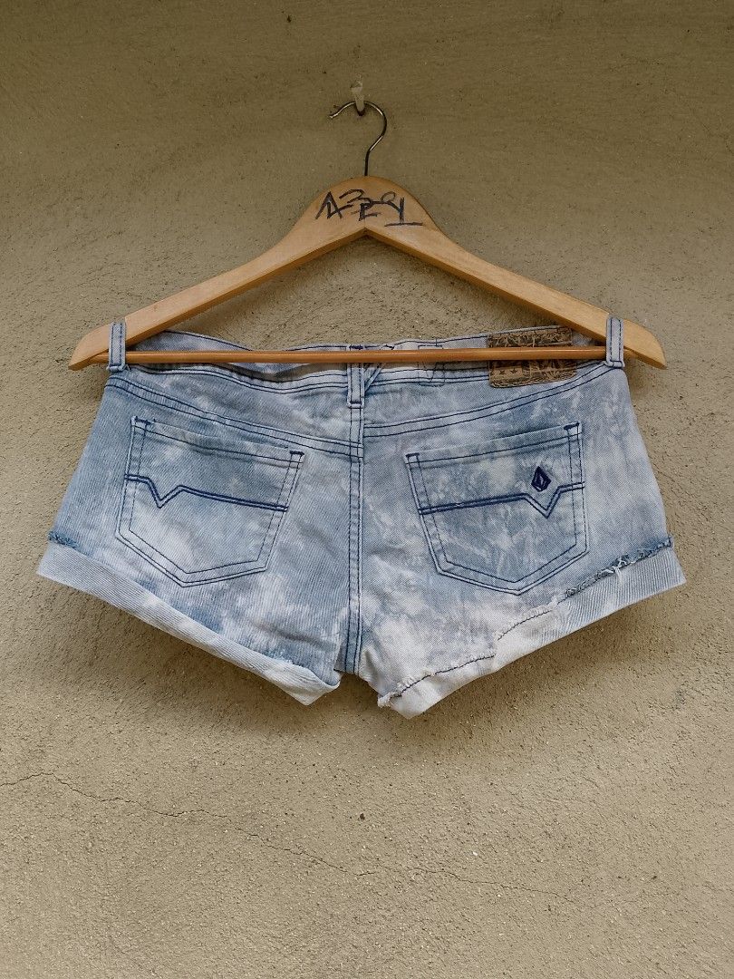 AUTHENTIC! " VOLCOM (acid washed) WOMEN " (Category: Shorts) located in Danao, Cebu. Submitted by azaiahnere02 (Listing ID 1464105931, Image 2). Description: details are in first photo ‎measurements through tape measure ‎pm/dm for other details,issues or transactions ‎negotiable! 👊😁.