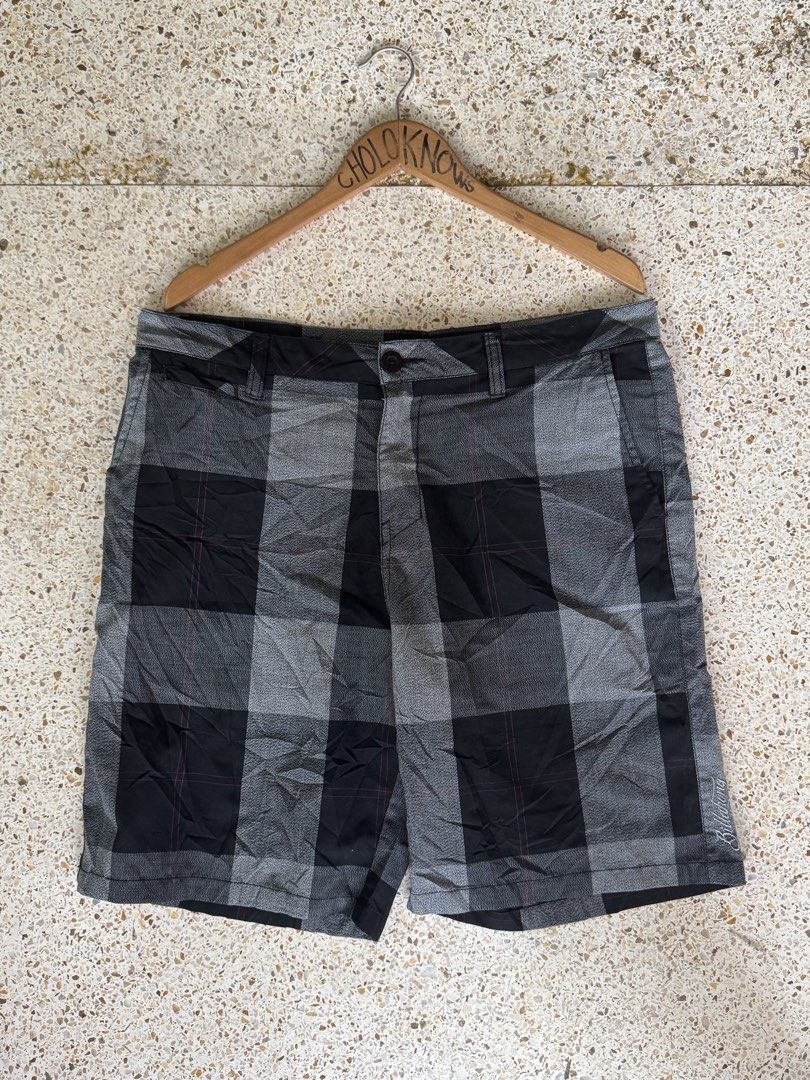 Authentic Billabong Black & Gray Plaid Short (Category: Shorts) located in Badian. Submitted by choloknows (Listing ID 1464125298, Image 1). Description: Good as New 9.9/10 Size 36 Length: 19.5 No issue 699 + sf.