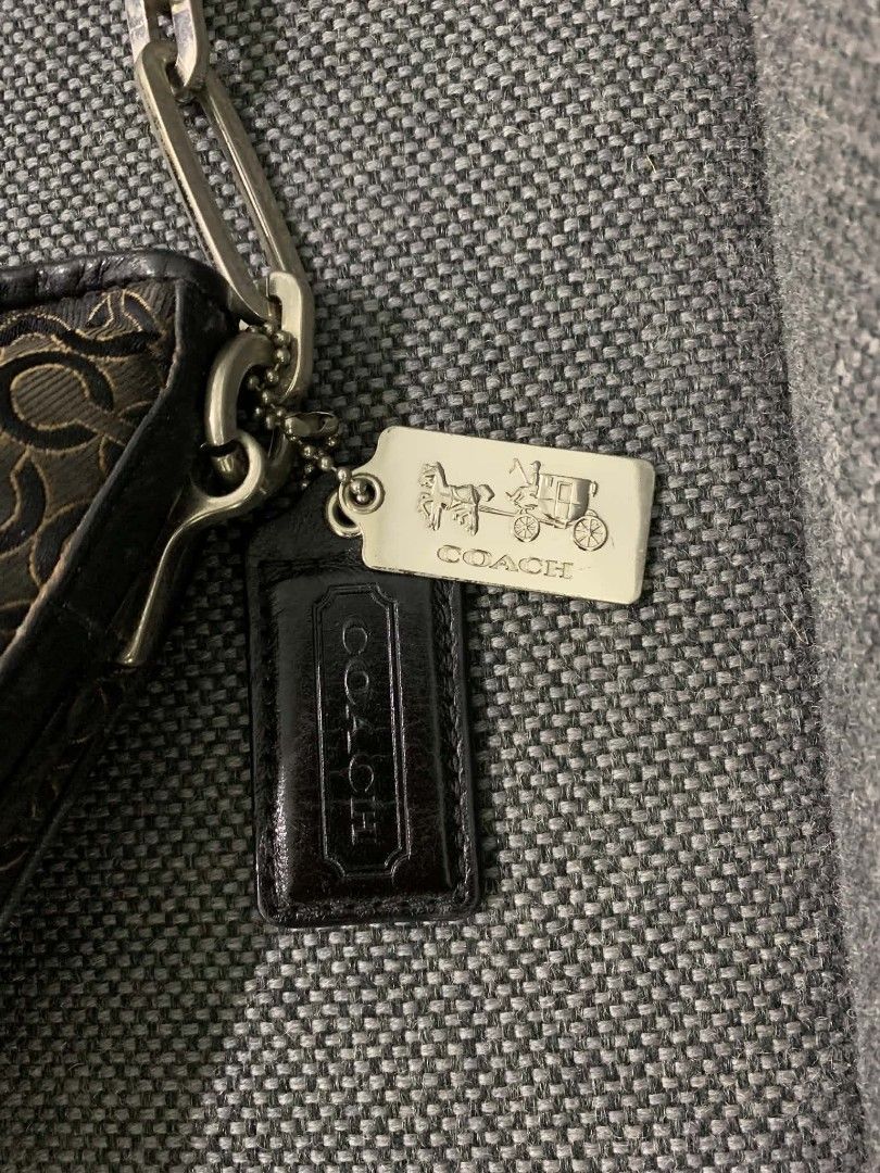 Authentic Coach (Category: Shoulder Bags) located in Quezon City. Submitted by closetnikikay (Listing ID 1463957637, Image 1). Description: .