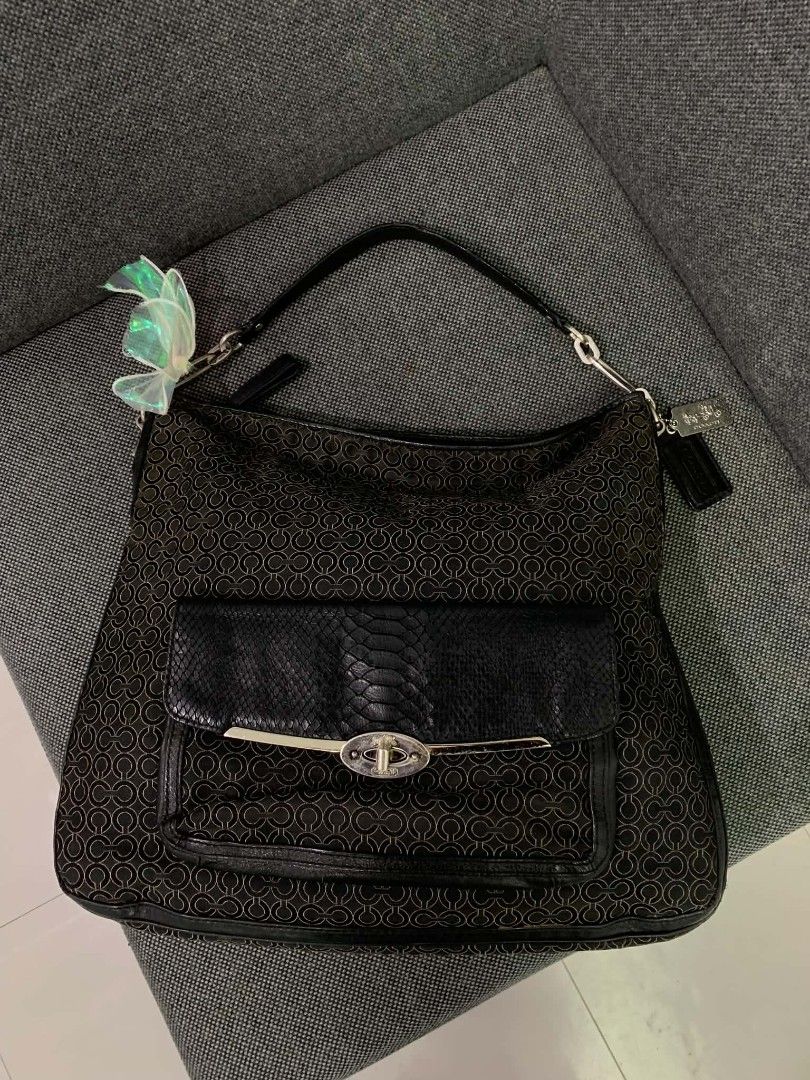 Authentic Coach (Category: Shoulder Bags) located in Quezon City. Submitted by closetnikikay (Listing ID 1463957637, Image 2). Description: .