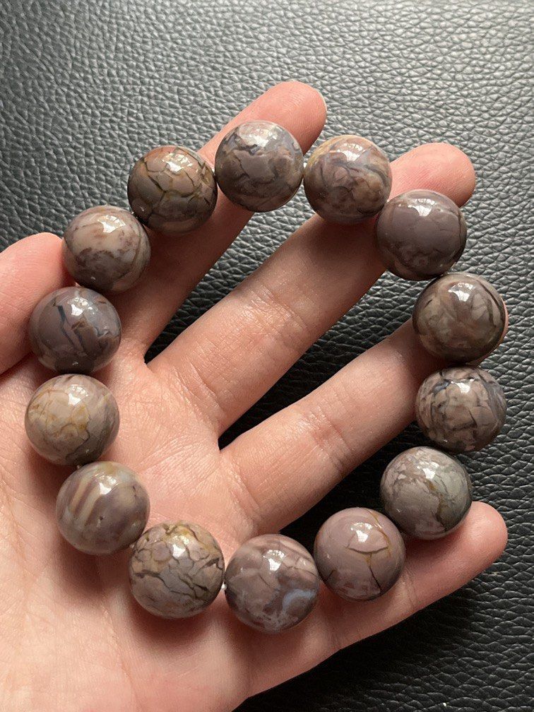 AUTHENTIC CRYSTAL 15MM Crack Alashan Agate Bracelet (Category: Bracelets) located in Marikina City. Submitted by kyanossy (Listing ID 1463979169, Image 3). Description: 16cm wrist size 15mm bead size.