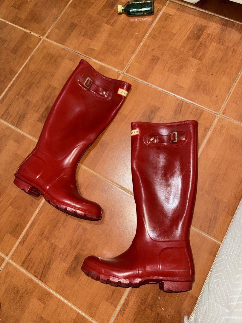 AUTHENTIC Hunter Boots red (Category: Boots) located in Quezon City. Submitted by kimdelano (Listing ID 1464105184, Image 1). Description: Womens size 37.