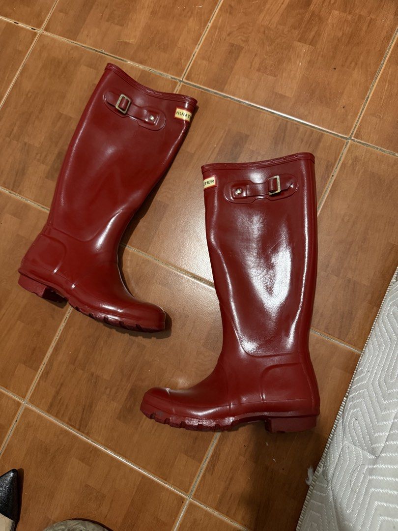 AUTHENTIC Hunter Boots red (Category: Boots) located in Quezon City. Submitted by kimdelano (Listing ID 1464105184, Image 2). Description: Womens size 37.