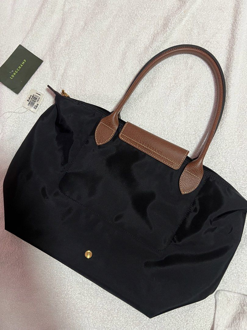 Authentic Longchamp (Category: Shoulder Bags) located in Manila. Submitted by venieeece (Listing ID 1464036314, Image 2). Description: 100% authentic Longchamp medium long handle Bought in rustans online. Can send proof of transaction still with tag no flaws few times lang nagamit with longchamp ziplock di lang napicturan .