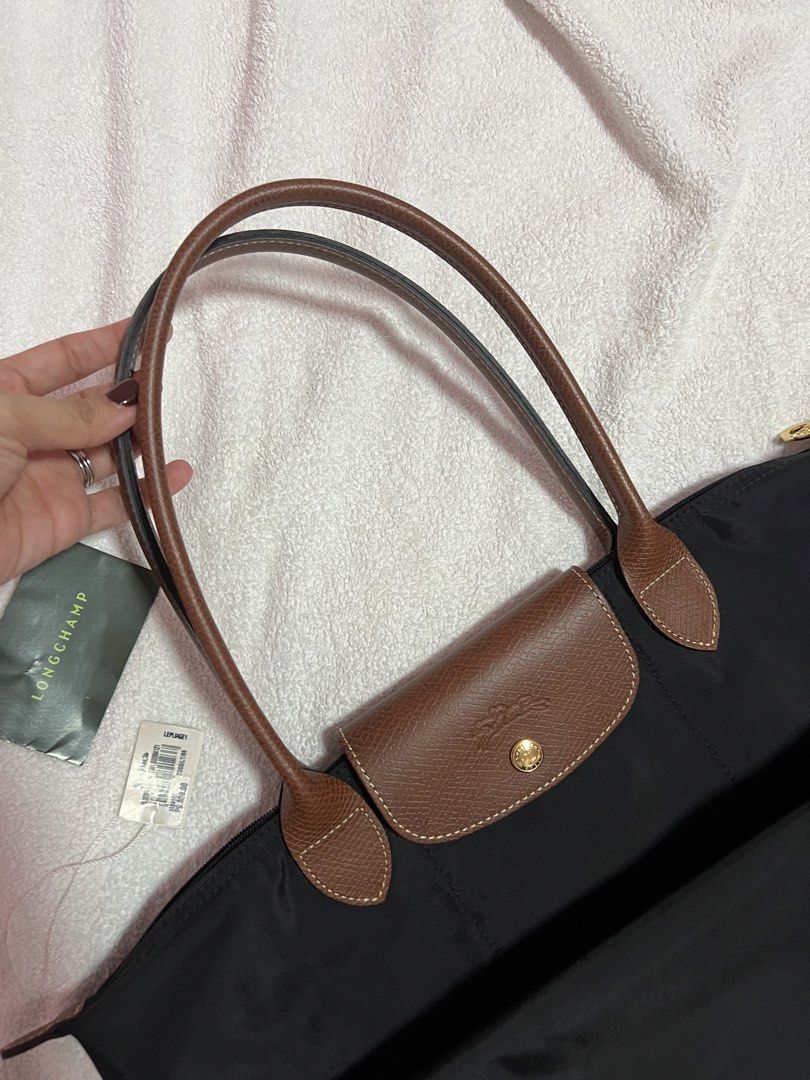 Authentic Longchamp (Category: Shoulder Bags) located in Manila. Submitted by venieeece (Listing ID 1464036314, Image 3). Description: 100% authentic Longchamp medium long handle Bought in rustans online. Can send proof of transaction still with tag no flaws few times lang nagamit with longchamp ziplock di lang napicturan .