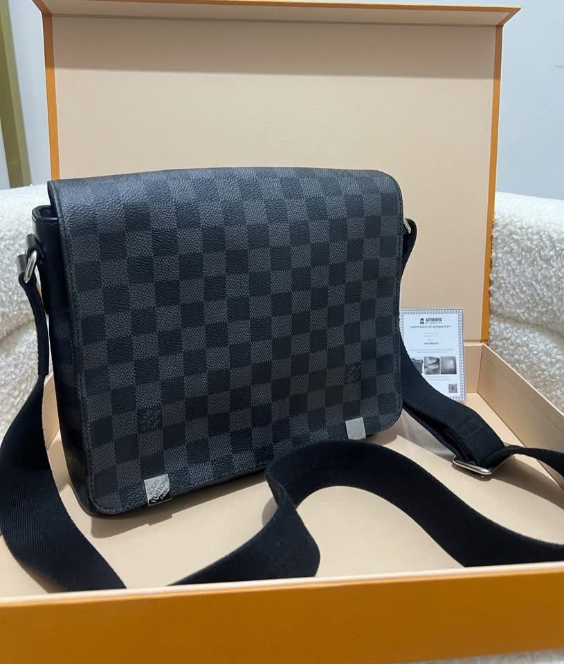 Authentic Louis Vuitton District PM Graphite Damier (Category: Luxury Bags & Wallets) located in Pasig City. Submitted by sheyfabph (Listing ID 1463963785, Image 2). Description: Authentic District PM Graphite Rank A Excellent Condition With Box and COA 43k 🙈.