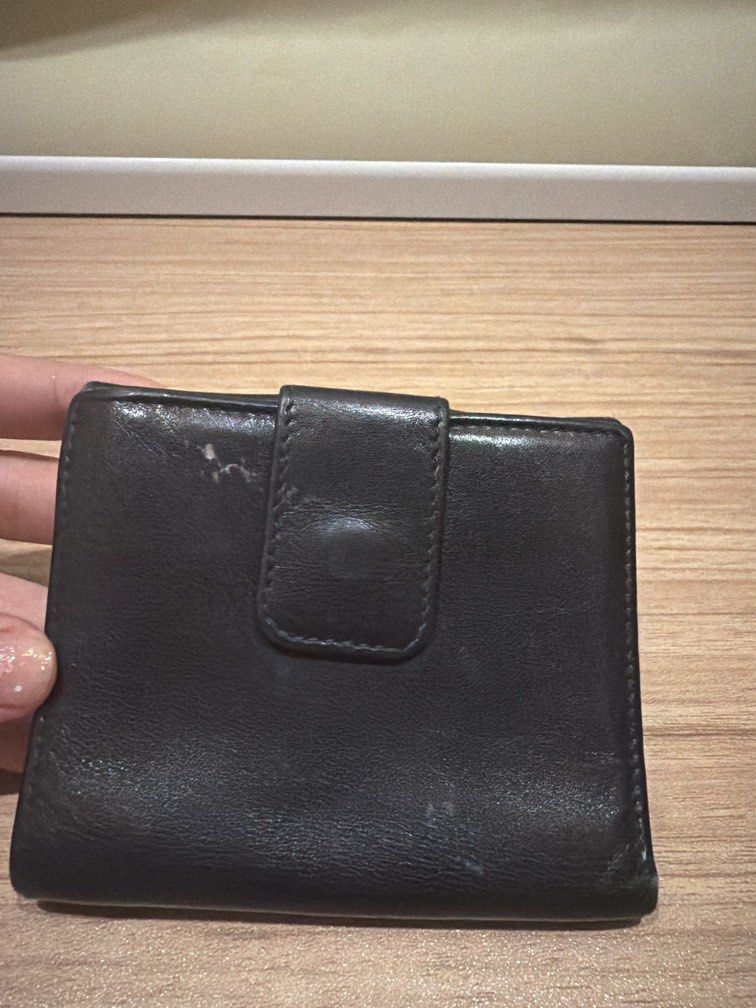 Authentic rare gucci bamboo wallet (Category: Wallets & Card holders) located in Quezon City. Submitted by theyellowbasket (Listing ID 1464102152, Image 2). Description: Authentic rare gucci bamboo wallet With minimal mold stains Signs of use .