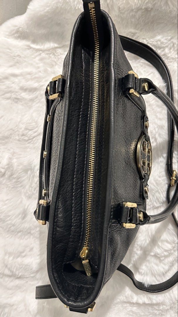 Authentic/Original Tory Burch Amanda Shoulder/Crossbody Bag (Category: Luxury Bags & Wallets) located in Las Pinas. Submitted by allenscloset (Listing ID 1464062718, Image 3). Description: --Exterior-- * 👜 Black pebbled leather * ✨ Gold-tone Double T logo and hardware * Two rounded top handles * Detachable/adjustable long shoulder strap * Front pocket *Back open pocket * Gold-tone side strap attachments --Interior-- * Beige Tory Burch monogram l