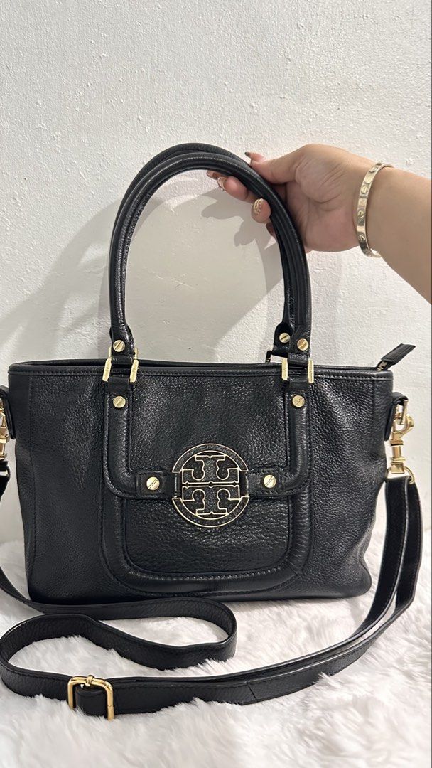 Authentic/Original Tory Burch Amanda Shoulder/Crossbody Bag (Category: Luxury Bags & Wallets) located in Las Pinas. Submitted by allenscloset (Listing ID 1464062718, Image 1). Description: --Exterior-- * 👜 Black pebbled leather * ✨ Gold-tone Double T logo and hardware * Two rounded top handles * Detachable/adjustable long shoulder strap * Front pocket *Back open pocket * Gold-tone side strap attachments --Interior-- * Beige Tory Burch monogram l