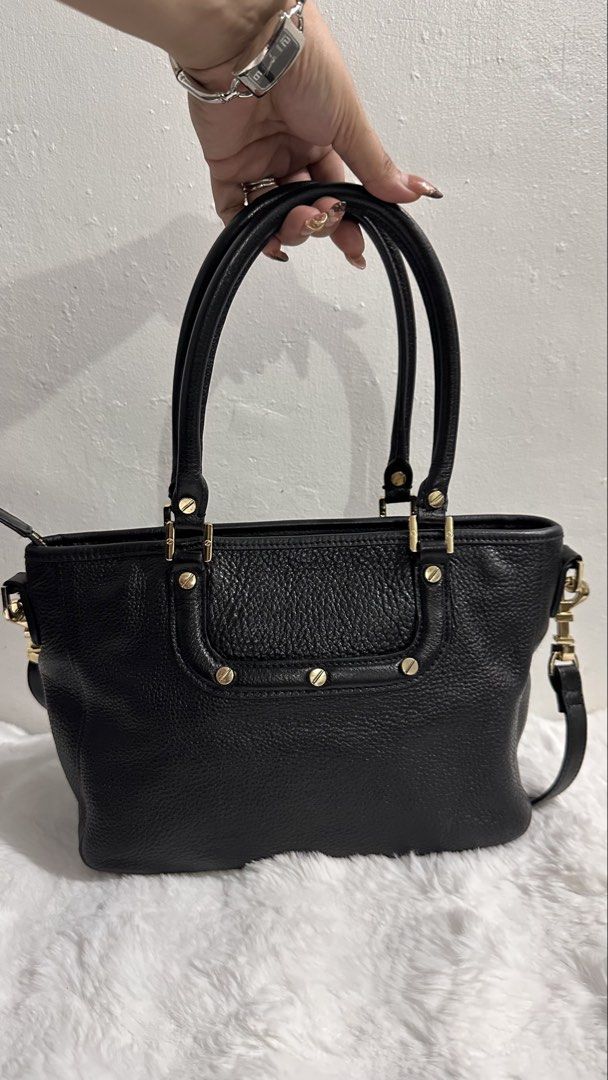 Authentic/Original Tory Burch Amanda Shoulder/Crossbody Bag (Category: Luxury Bags & Wallets) located in Las Pinas. Submitted by allenscloset (Listing ID 1464062718, Image 2). Description: --Exterior-- * 👜 Black pebbled leather * ✨ Gold-tone Double T logo and hardware * Two rounded top handles * Detachable/adjustable long shoulder strap * Front pocket *Back open pocket * Gold-tone side strap attachments --Interior-- * Beige Tory Burch monogram l