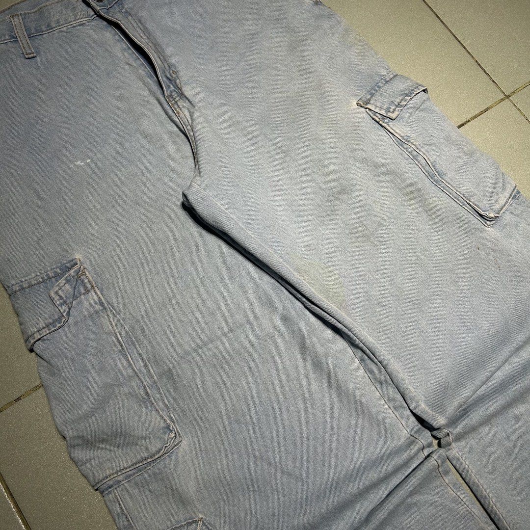 Baggy Cargo Denim (Category: Jeans) located in Angeles City. Submitted by 5am.collective (Listing ID 1463970516, Image 3). Description: Baggy Cargo Denim PHP 399 Only🏷️ Waist 38 Length 42 Leg Open 13 Excellent Condition💙.