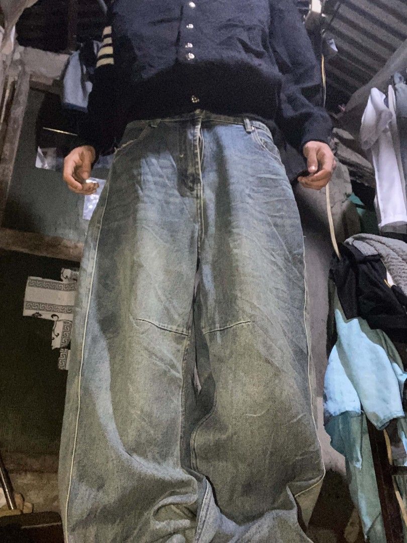 Baggy jeans (Category: Jeans) located in Manila. Submitted by drenren (Listing ID 1464101734, Image 2). Description: Barrel jeans L:41 W:32 HEM:11.5 450+SF only.
