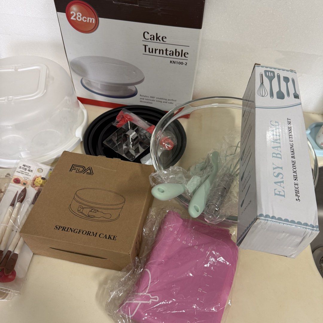 Baking Set (Category: Bakeware) located in Singapore. Submitted by kkot._.folio (Listing ID 1464005652, Image 3). Description: Take all for $15 In good condition Some brand new, some used few times only Self collect only Chat for more info.
