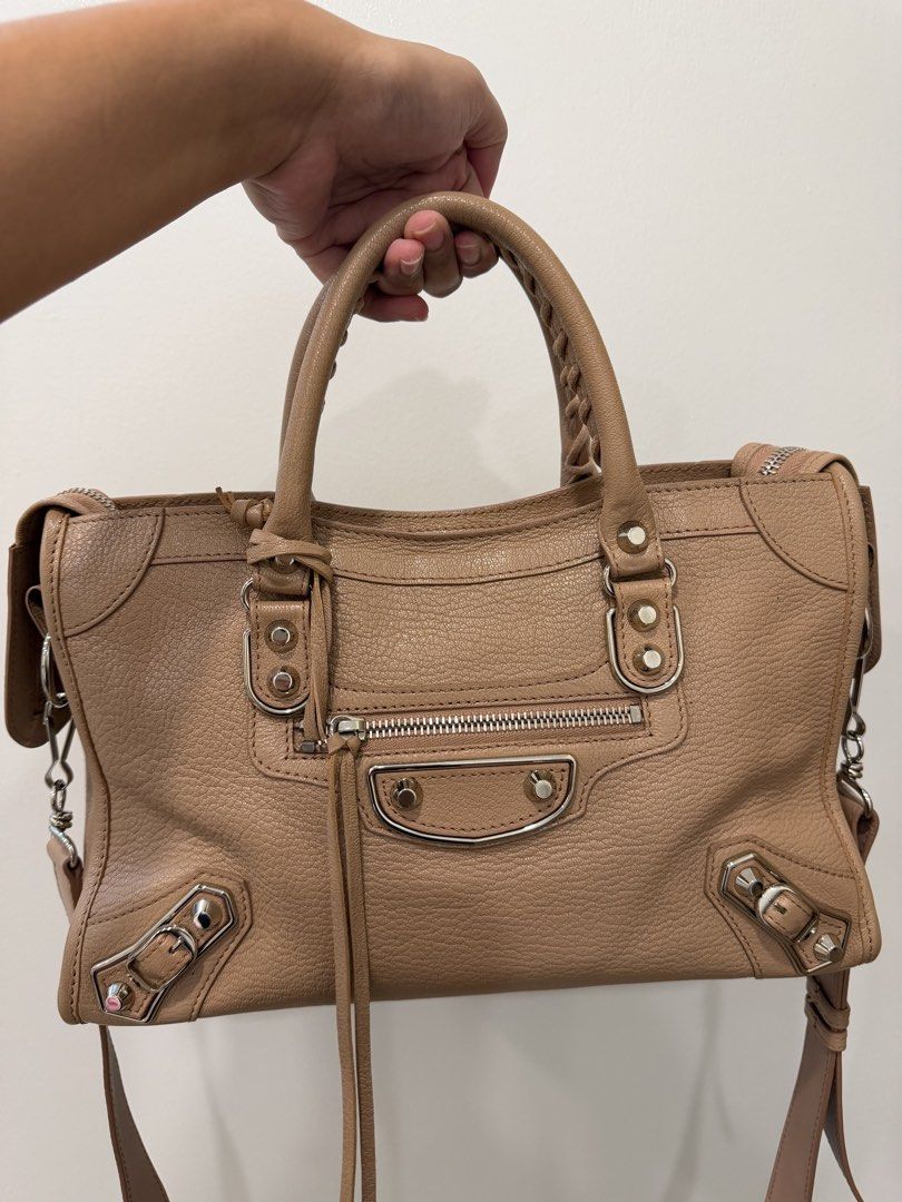 Balenciaga City Metallic Edge Small (Category: Luxury Bags & Wallets) located in Paranaque City. Submitted by prelovedbyabanana (Listing ID 1464136138, Image 2). Description: Size: Small Color way: Rose Des Sables (nude pink with taupe undertones) Silver hardware With mirror and complete tassels CLEAN corners and interior Complete paper tags with leather swatch and original copy of store receipt (bought Dec. 2017 in California, USA) Almost flawle