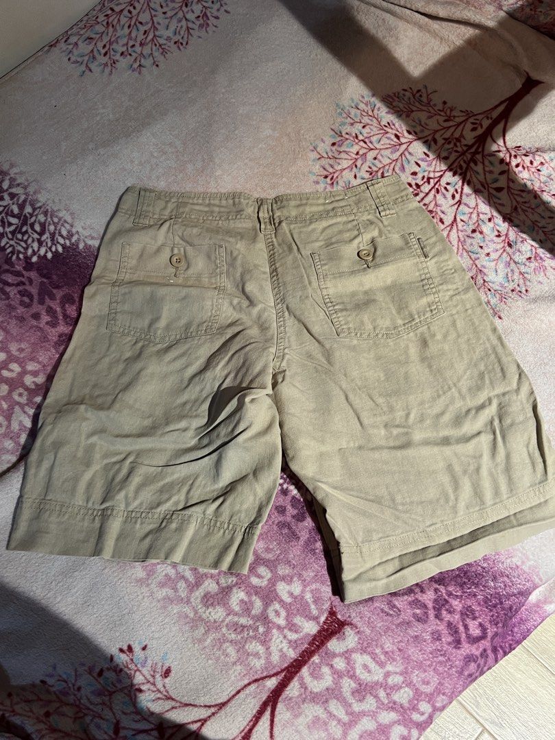 Baleno Khaki Cargo Shorts (Category: Shorts) located in Manila. Submitted by nissi.b (Listing ID 1463991189, Image 2). Description: - still in very good condition - good for xs to s body type - dm for ww pics - loc: sta. mesa, manila.