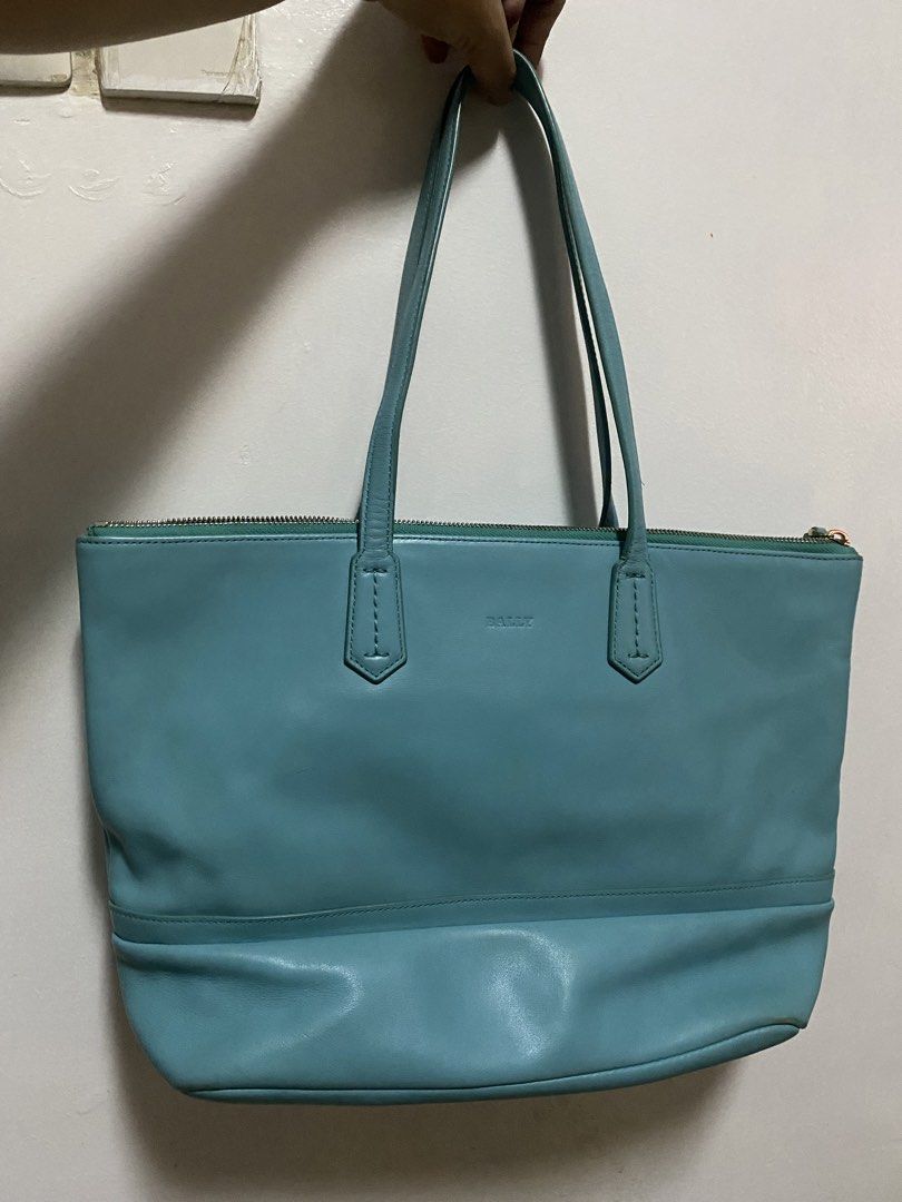 Bally Shoulder Bag (Category: Luxury Bags & Wallets) located in Mandaluyong City. Submitted by hltabunda (Listing ID 1464070051, Image 1). Description: Bally shoulder medium size bag (with auth code) - signs of usage, minimal scratches at the bottom of the bag (unnoticeable) - slightly negotiable - Mandaluyong - GCash - J&T or Lalamove or LBC.