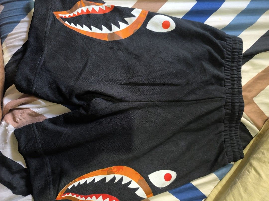 BAPE Shark Shorts Black (Category: Shorts) located in Aroroy. Submitted by don2594 (Listing ID 1463951795, Image 3). Description: - Iconic BAPE Shark graphic on both legs - Black color - Comfortable elastic waistband with drawstring - Small tag detail on the right side - Ideal for casual wear.