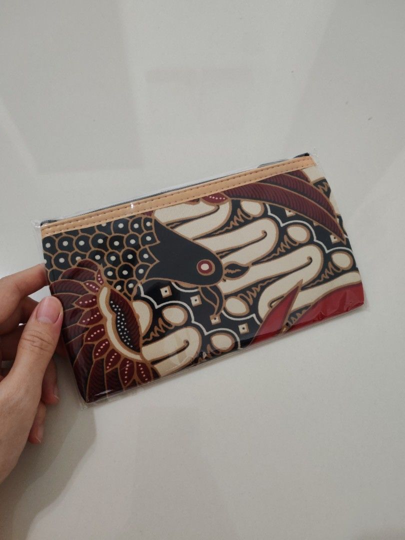 Batik pouch (Category: Purses & Pouches) located in Georgetown. Submitted by rach_lmx (Listing ID 1463941671, Image 1). Description: .