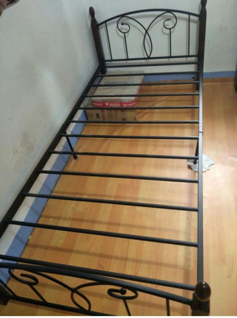 Bedframe with 6inches uratex foam (Category: Bed Frames & Mattresses) located in Makati City. Submitted by angel01119 (Listing ID 1463945392, Image 1). Description: 📌single bed frame collapsible - makinis walang kalawang 📌w/ 6inches original uratex foam - Original uratex hindi durog 📌used but NOT abused size: 36x75 price: 5k location: Guadalupe Nuevo makati open for pick up SF c/o buyer MOP: COD; Gcash or bank transfer RFS - upgrade to a bigge