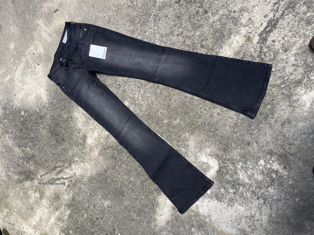 Bershka Black Flare Jeans (Category: Jeans) located in Pasay City. Submitted by qptingz (Listing ID 1463989646, Image 3). Description: - Bershka black flare jeans - Washed-out look - Button and zip front closure - Two button details on waistband - Front and back pockets - Flare leg style.
