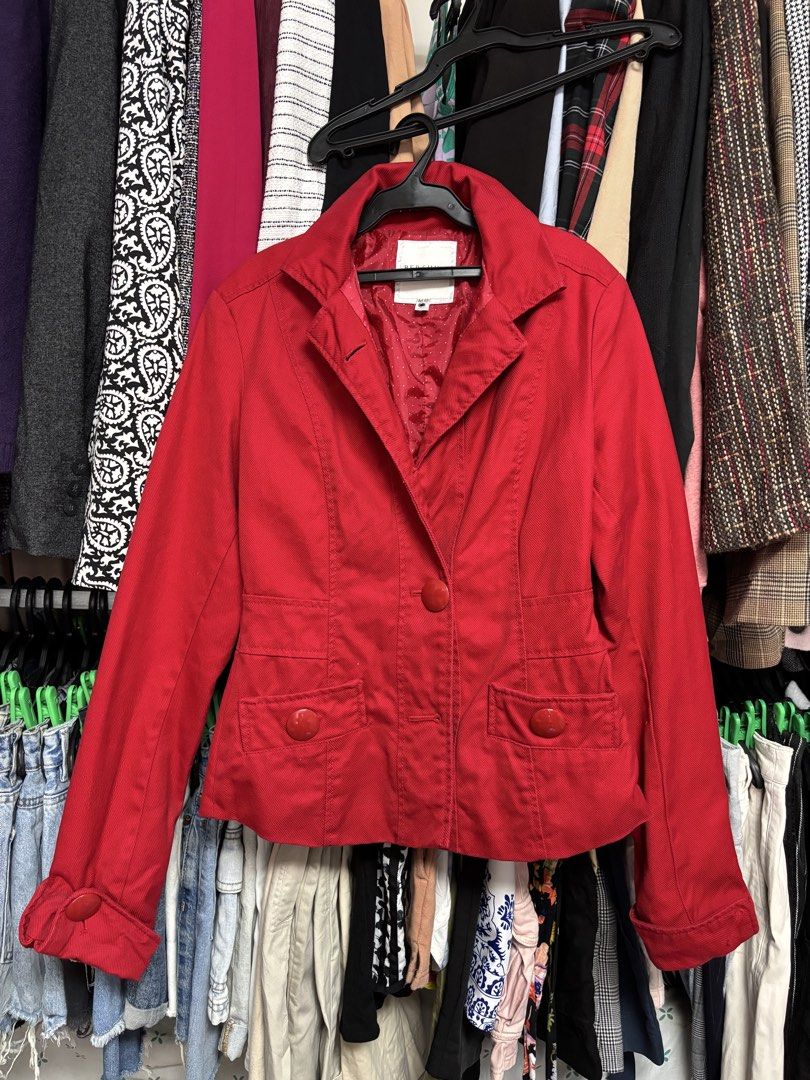 Bershka Red Coat (Category: Coats, Jackets and Outerwear) located in Pila. Submitted by isabelasthriftclothes (Listing ID 1464044645, Image 1). Description: .
