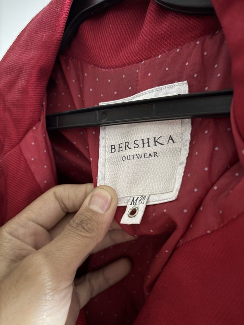 Bershka Red Coat (Category: Coats, Jackets and Outerwear) located in Pila. Submitted by isabelasthriftclothes (Listing ID 1464044645, Image 2). Description: .
