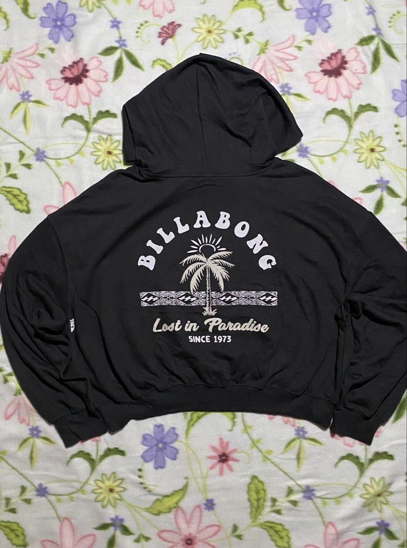 Billabong Black Cropped Hoodie (Category: Coats, Jackets and Outerwear) located in Manila. Submitted by millewee12 (Listing ID 1463990508, Image 2). Description: - Black Billabong cropped hoodie - Features iconic Billabong logo on the chest - Elasticated hem and cuffs for a snug fit - Comfortable and casual design - Ideal for everyday wear.