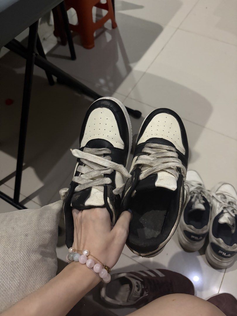 Black and White Chunky Sneakers (Category: Sneakers) located in Mandaue City. Submitted by julianelol (Listing ID 1464114927, Image 1). Description: .