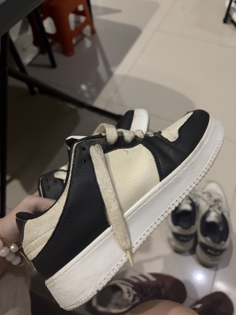 Black and White Chunky Sneakers (Category: Sneakers) located in Mandaue City. Submitted by julianelol (Listing ID 1464114927, Image 2). Description: .