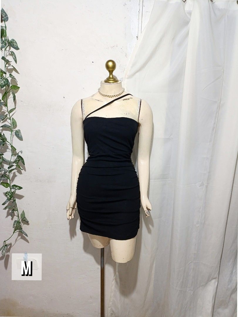 black bodycon dress (Category: Dresses) located in Pateros City. Submitted by amj_amj (Listing ID 1463971016, Image 1). Description: .