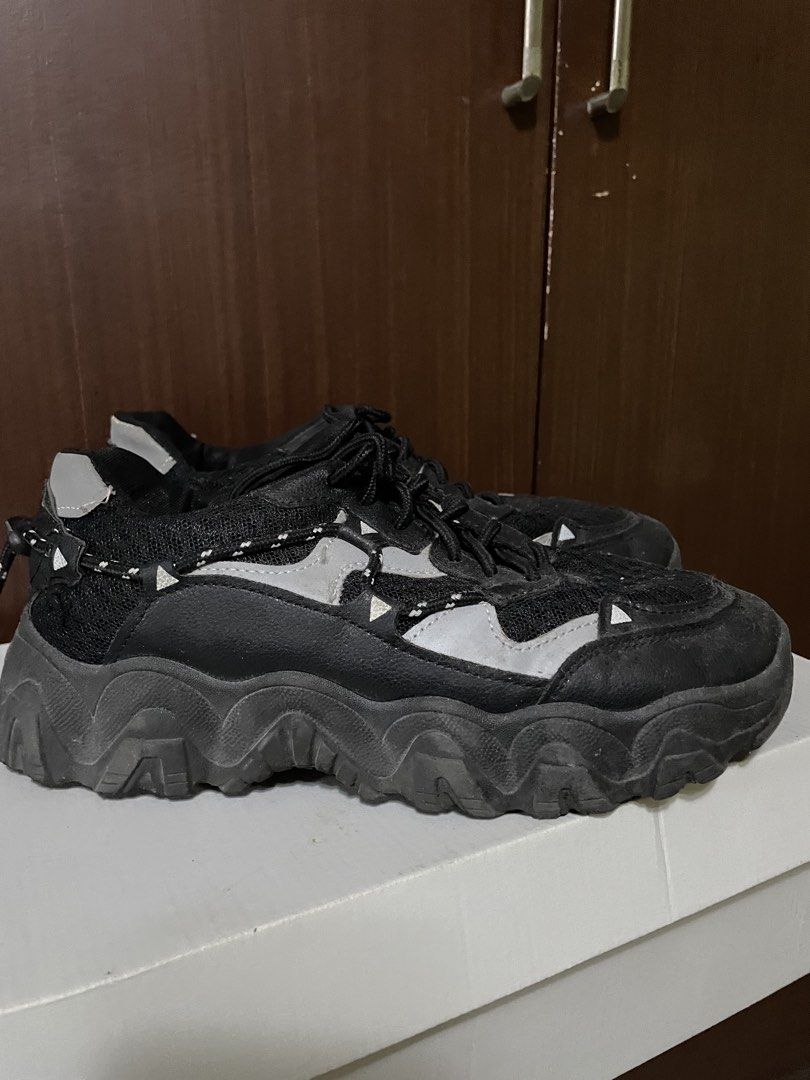 Black Chunky Sneakers (Category: Sneakers) located in Manila. Submitted by clothingrevival (Listing ID 1463948740, Image 1). Description: - Good Condition - Size 9W/ 7M.