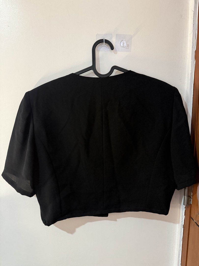 Black Cropped Button Up with Button Detail (Category: Blouses) located in Quezon City. Submitted by shuartcake (Listing ID 1464023087, Image 2). Description: - Black cropped blazer/button up - Short sleeves - With sleeve cushion inside.