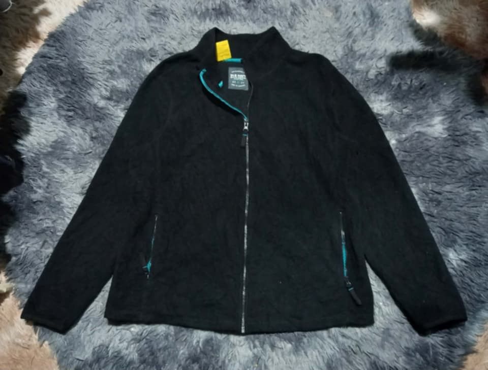 Old navy fleece (Category: Coats, Jackets and Outerwear) located in Iloilo. Submitted by yoleomf6969 (Listing ID 1463943597, Image 1). Description: - Black zip-up fleece jacket - Teal trim on zipper and pockets - Stand-up collar - Ideal for layering or as a light outer layer - Comfortable and warm material - Suitable for casual wear or outdoor activities.