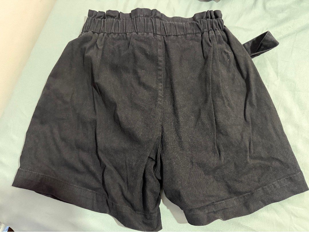 Black High Waisted Shorts with Mesh Pockets (Category: Shorts) located in Quezon City. Submitted by shuartcake (Listing ID 1464024557, Image 2). Description: - High waist black shorts Waist: 25-26 Length: 17 inches.