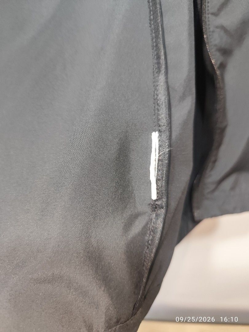 Black Jacket (Category: Coats, Jackets and Outerwear) located in San Fernando. Submitted by riasbarney67882 (Listing ID 1464005269, Image 1). Description: - Black jacket - Zipper closure - Reflective strip on side seam - Material: Nylon or Polyester (suitable for outdoor activities) NIKE " JUST DO IT " ESSENTIAL HOODED WINDBREAKER RUNNING JACKET Medium on tag Pit to pit : 18" Length : 28" Excellent / Like new condition ✨ Color rate 10/10 Quick Dr