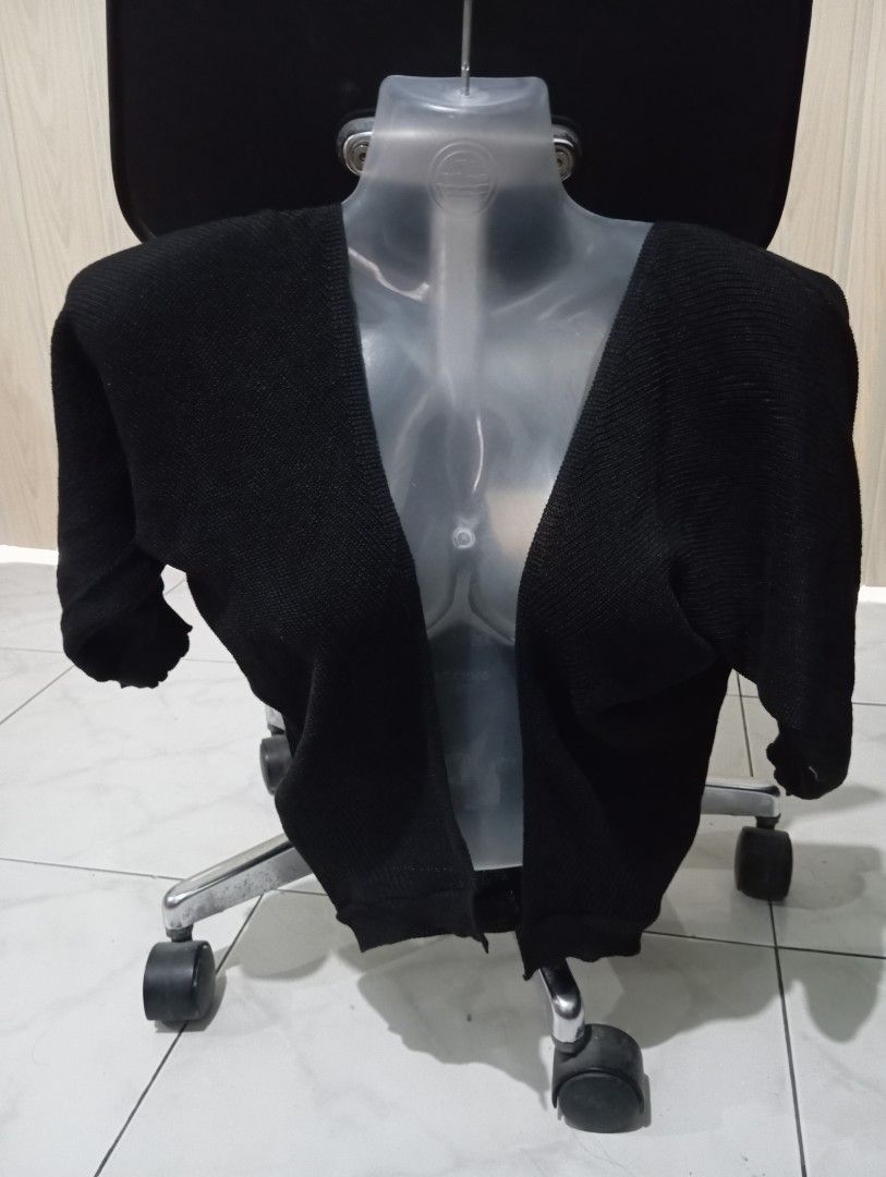 Black Knit Bolero (Category: Longsleeves) located in Dasmarinas. Submitted by kei05 (Listing ID 1463954611, Image 1). Description: - Soft black knit sweater - Excellent for layering - One size fits most - Perfect for casual wear.