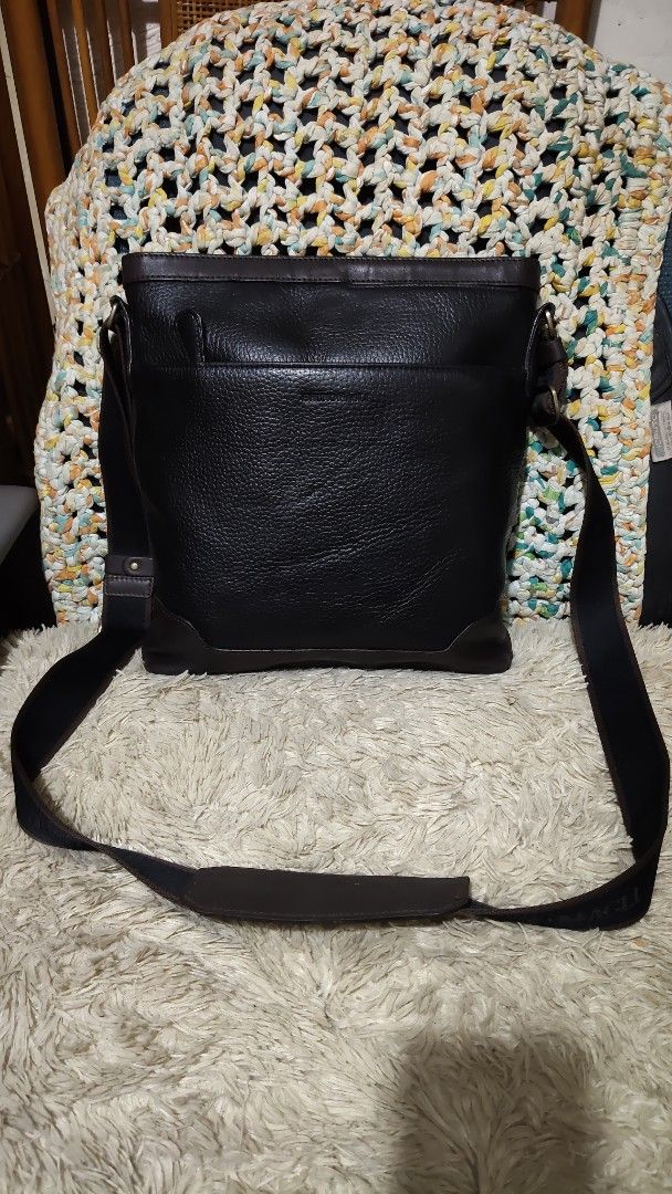Black Leather Crossbody Bag (Category: Sling Bags) located in Cebu City. Submitted by lumaynojes00490 (Listing ID 1463956281, Image 3). Description: - Stylish black leather crossbody bag - Textured leather finish for a premium look - Elegant dark brown accents on top and bottom trim - Adjustable strap for comfortable wear - Spacious interior to hold all your essentials - Ideal for everyday use and versatile styling.
