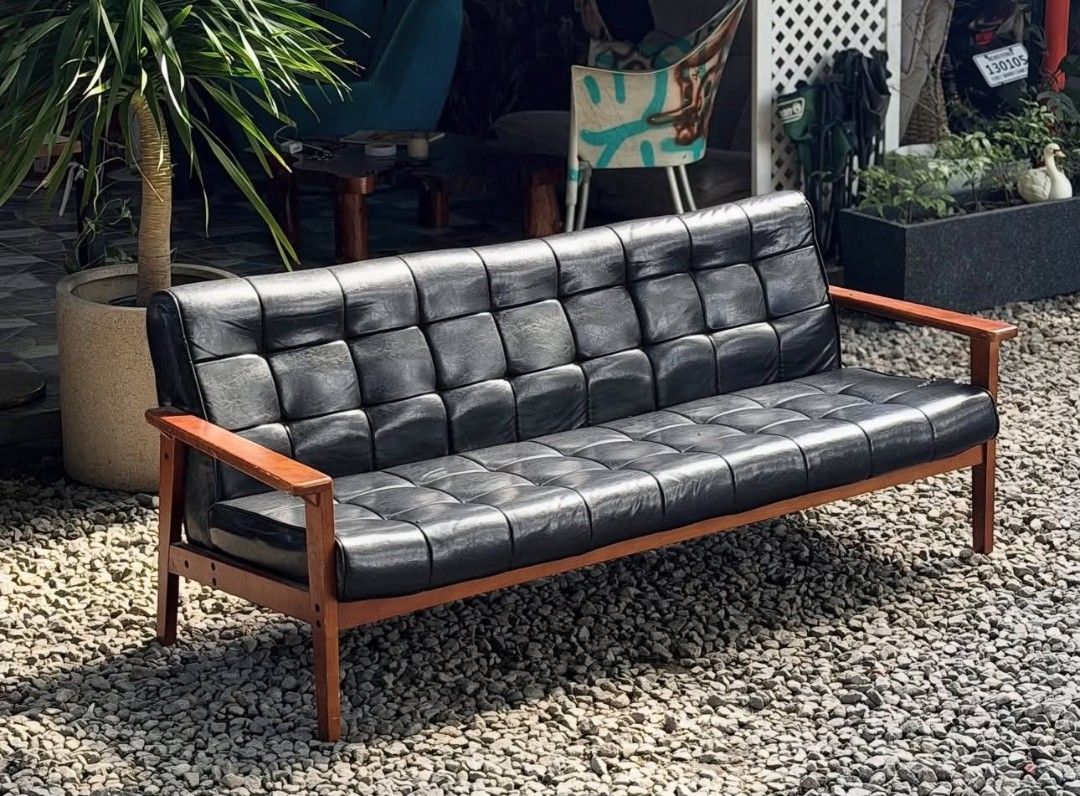 Black leather sofa (Category: Sofas) located in Manila. Submitted by mightyfox.28e9a1 (Listing ID 1464075394, Image 1). Description: .