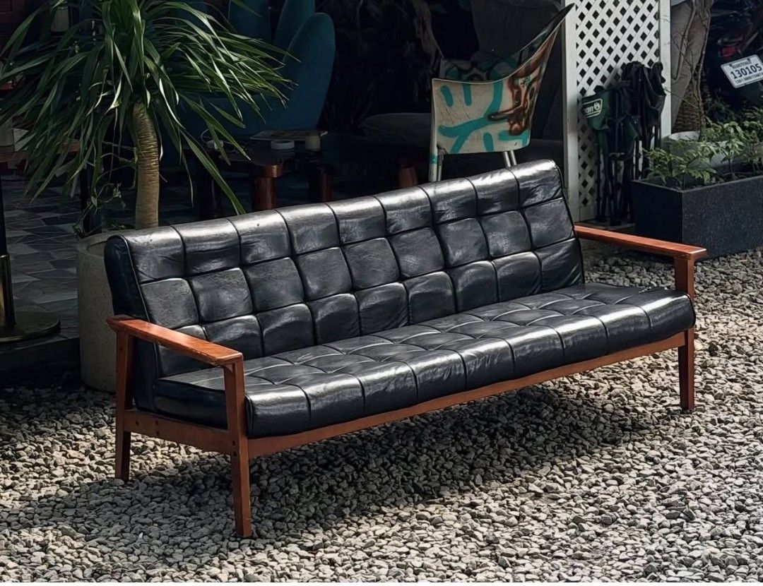 Black leather sofa (Category: Sofas) located in Manila. Submitted by mightyfox.28e9a1 (Listing ID 1464075394, Image 2). Description: .