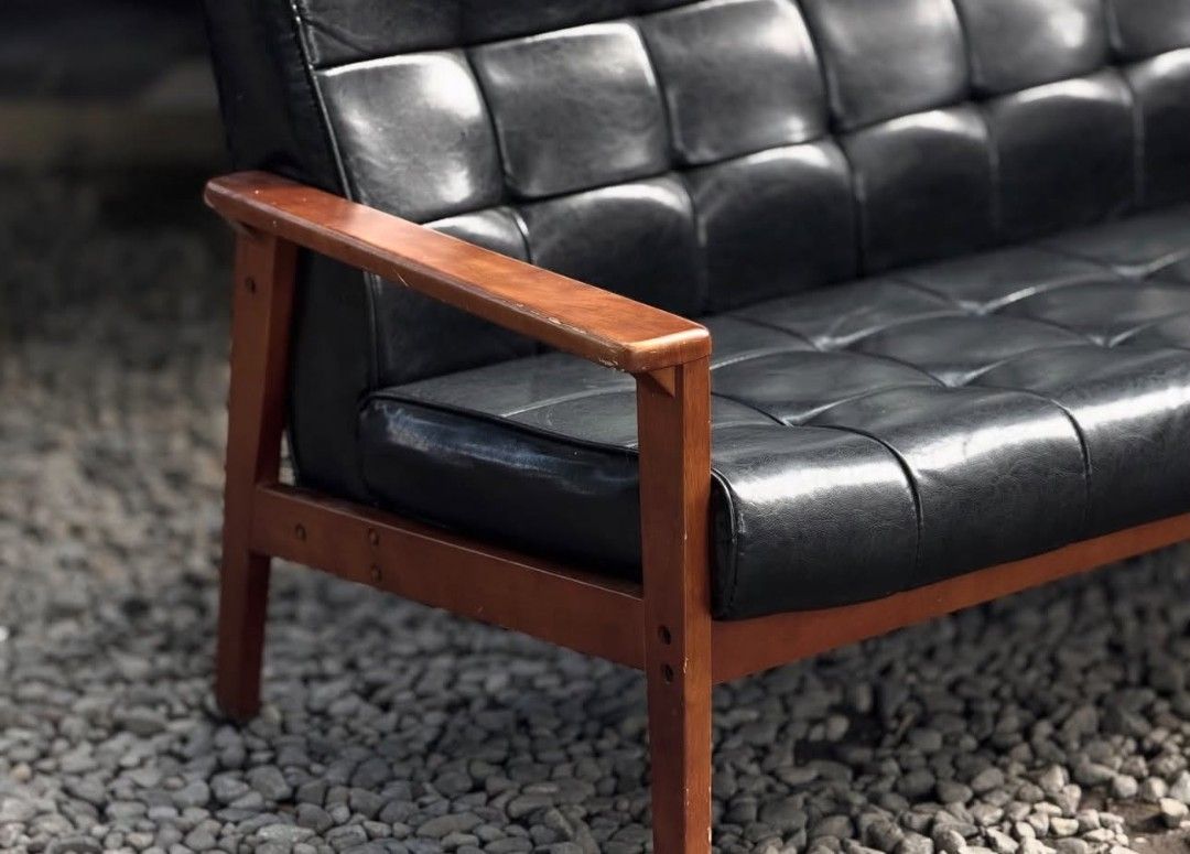 Black leather sofa (Category: Sofas) located in Manila. Submitted by mightyfox.28e9a1 (Listing ID 1464075394, Image 3). Description: .