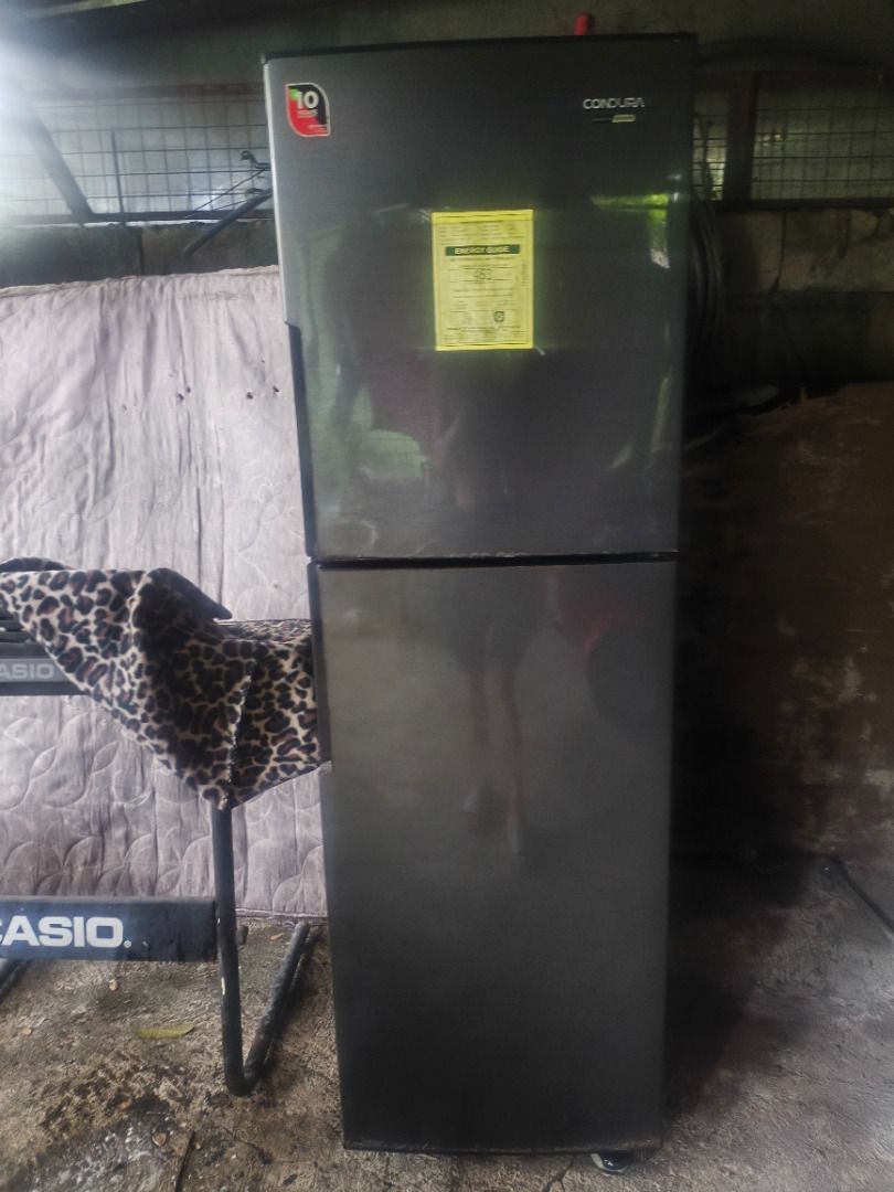Black Mini Fridge (Category: Refrigerators and Freezers) located in Caloocan City. Submitted by silvercloud.a2e7c8 (Listing ID 1464031792, Image 3). Description: With issue di na lumalamig .