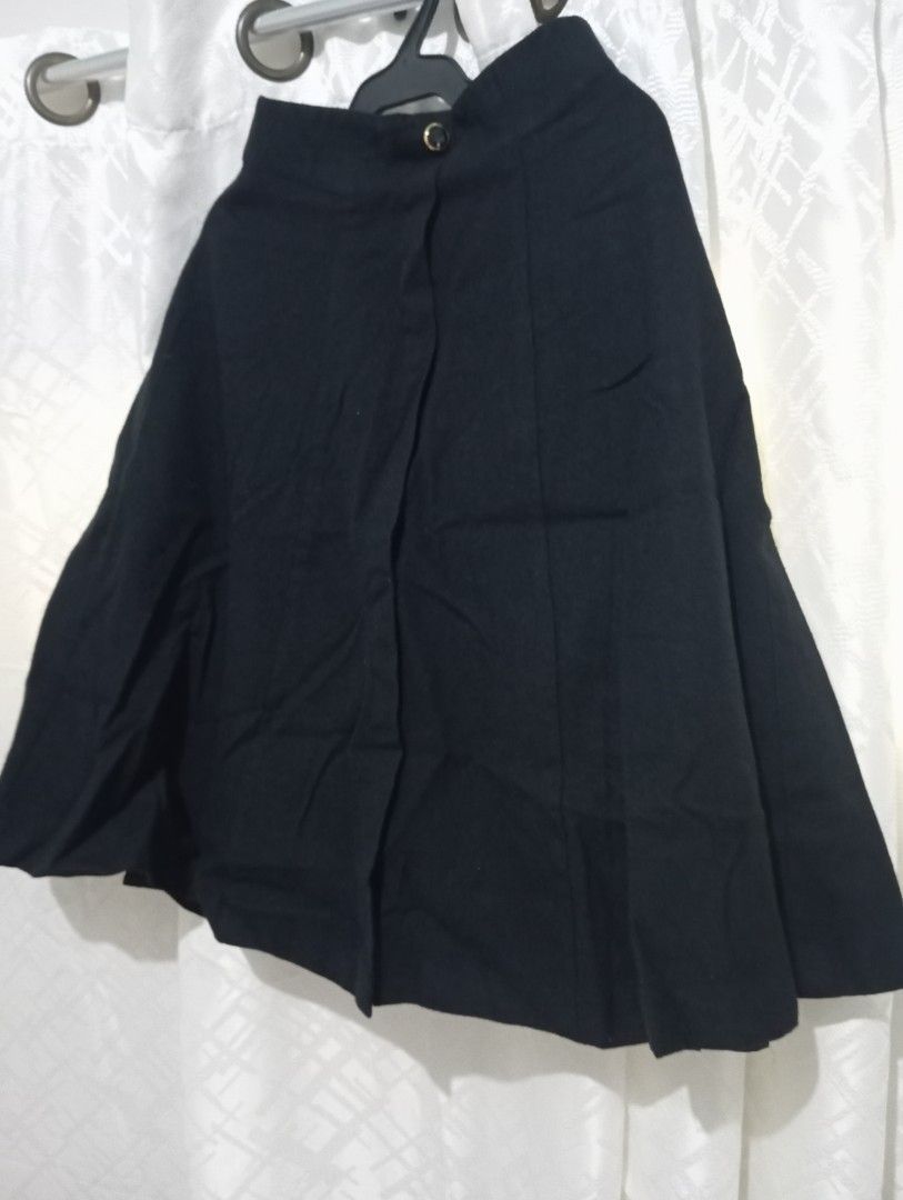 Black Mock Skirt (Category: Skirts) located in Dasmarinas. Submitted by kei05 (Listing ID 1463949993, Image 2). Description: - Classic black skirt - Lightweight material, ideal for layering - Simple and versatile design - Effortlessly pairs with various outfits Waist 23 inches Length 24 inches.