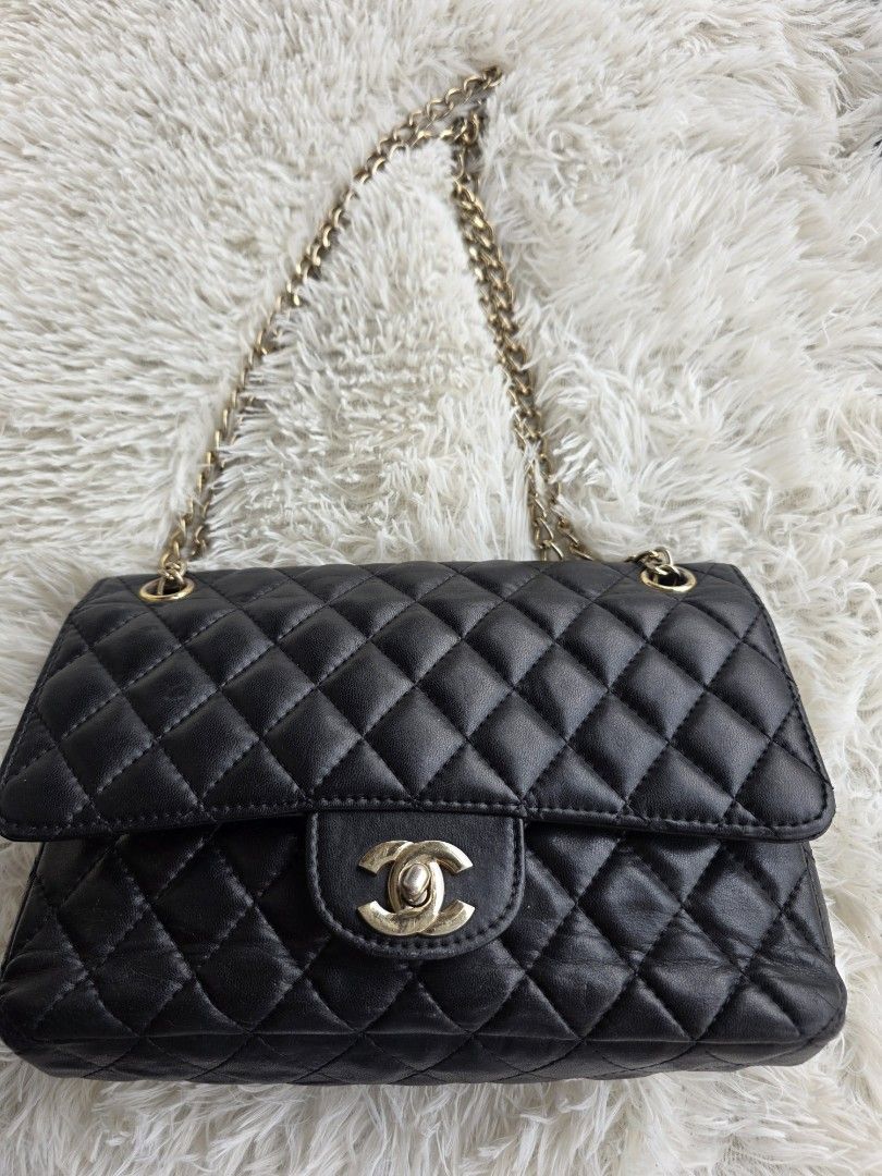 Black Quilted Leather Chain Shoulder Bag (Category: Shoulder Bags) located in Agoncillo. Submitted by vinsoy07 (Listing ID 1463992753, Image 1). Description: - Classic black quilted leather shoulder bag - Elegant gold chain strap - Secure turn-lock closure with iconic CC logo - Ideal size for carrying essentials - Shows expected signs of wear on leather and corners (pre-loved condition) - A beautiful and stylish statement bag.